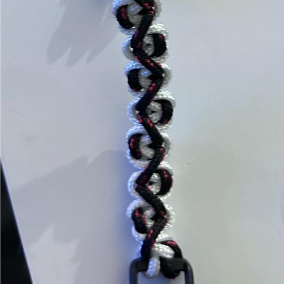 Paracord Bracelet: Black/red on White . Custom design. Secure fit with clasp. - Picture 2 of 2